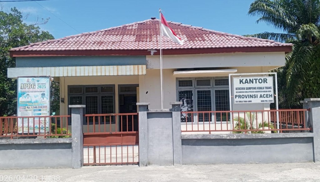 Kantor Desa Kuala Trang Terletak di Dusun Keumala dan lintas jalan Utama Desa Kuala Trang